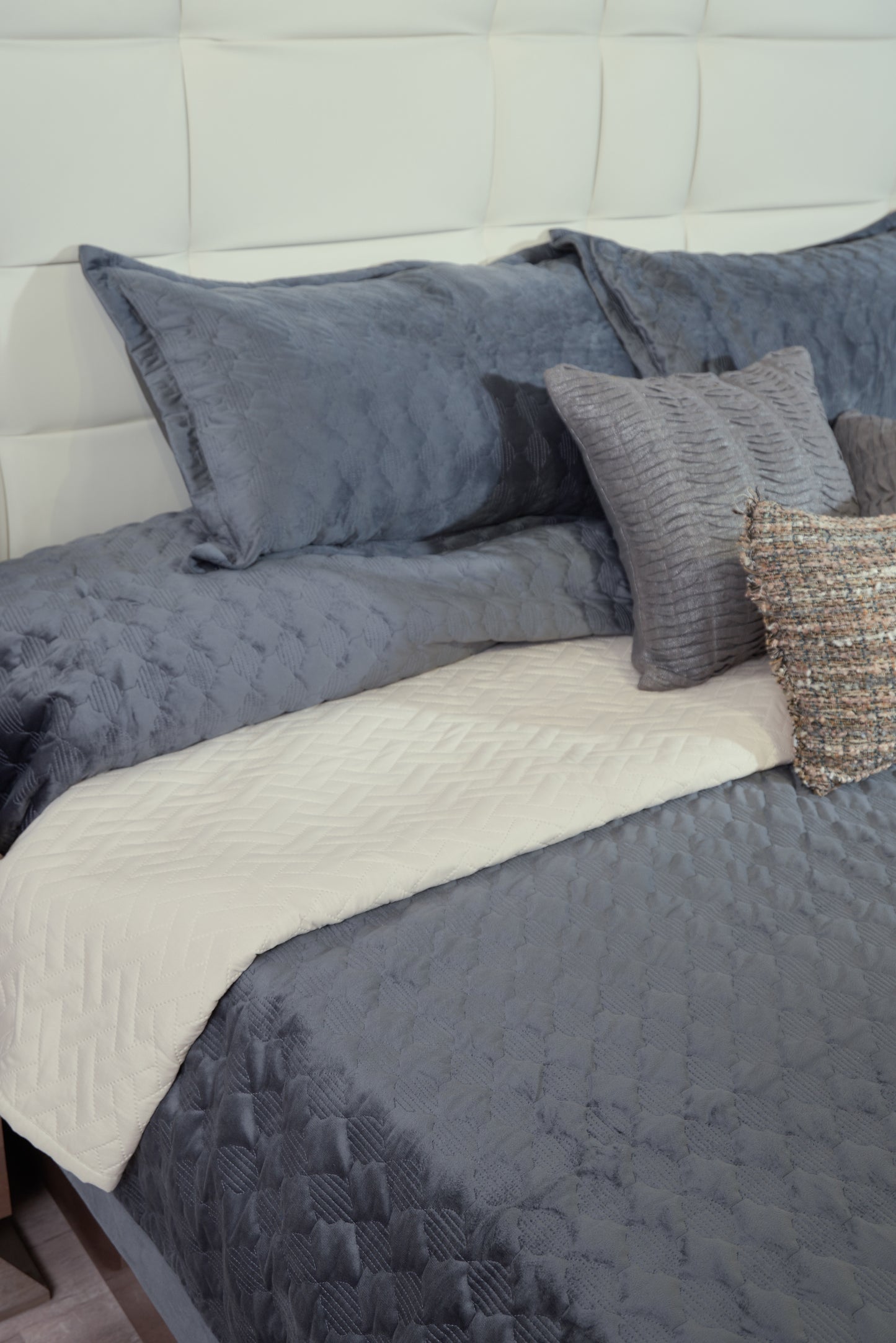 Thea Velvet Bedcover